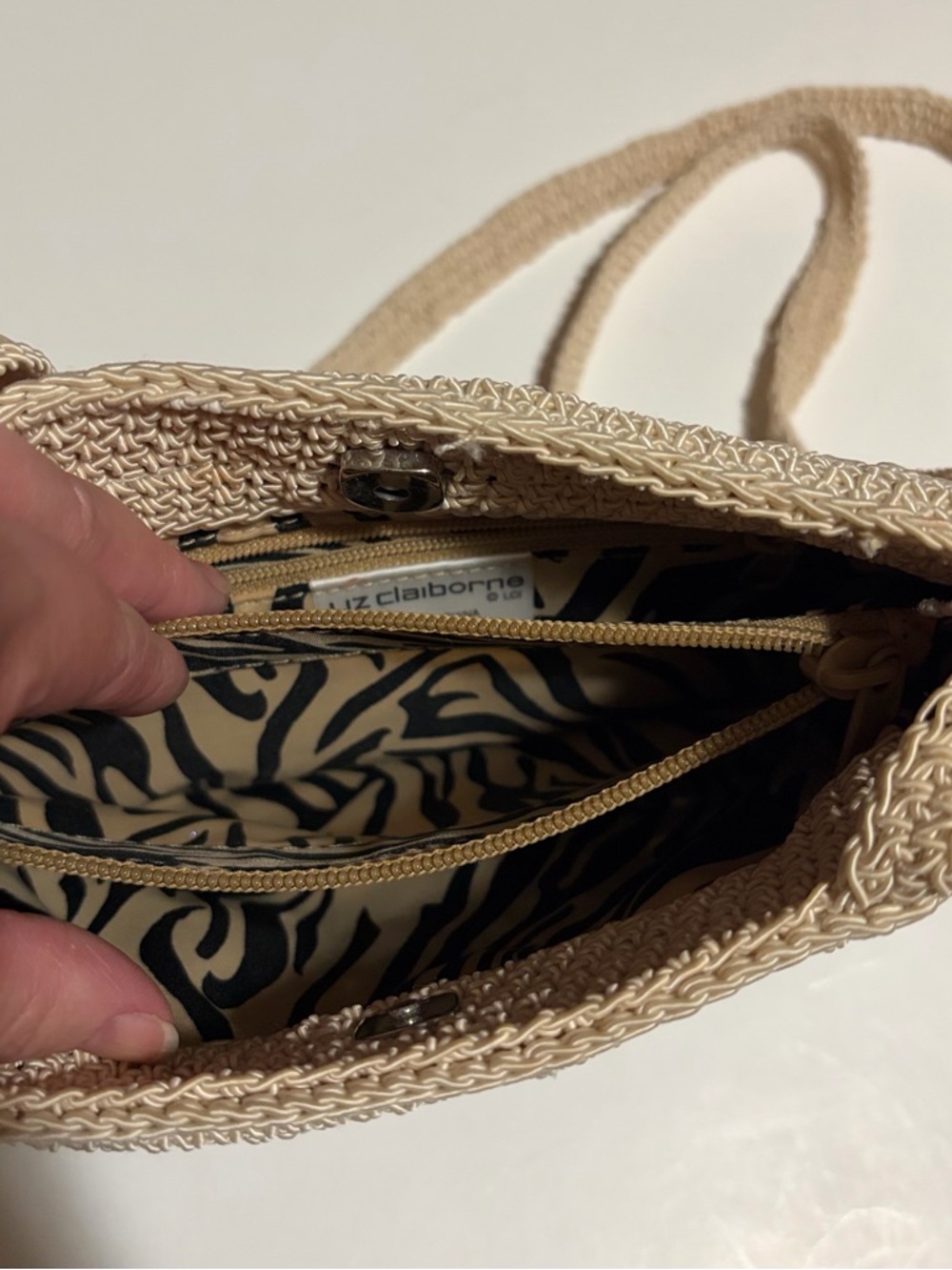 Liz Claiborne Black and Cream Woven Crossbody Shoulder Purse Bag - Picture 2 of 3